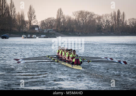 Putney, Londres, Royaume-Uni. 24 février 2018. Boat Race. OUBC contre Oxford Brookes. En tant que préparation à la Cancer Research UK des courses de bateaux, Oxford et Cambridge clubs participent à un certain nombre de matchs contre d'autres clubs, l'aviron même Tideway cours comme utilisé pour la course de bateau. Liste d'équipage :- OUBC (bleu foncé). Vassilis Hotel Katerina - course, Claas Mertens, Bugajski - 7 - 6 - 5, Geffen, Anders Weiss - 4, - 3, Felix Cahill Drinkall - 2, Iain Mandale - 1, Cox : Zachary Thomas Johnson, Crédit : Duncan Grove/Alamy Live News Banque D'Images