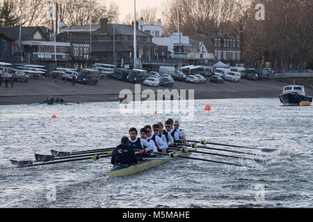 Putney, Londres, Royaume-Uni. 24 février 2018. Boat Race. OUBC contre Oxford Brookes. En tant que préparation à la Cancer Research UK des courses de bateaux, Oxford et Cambridge clubs participent à un certain nombre de matchs contre d'autres clubs, l'aviron même Tideway cours comme utilisé pour la course de bateau. Liste d'équipage :- OUBC (bleu foncé). Vassilis Hotel Katerina - course, Claas Mertens, Bugajski - 7 - 6 - 5, Geffen, Anders Weiss - 4, - 3, Felix Cahill Drinkall - 2, Iain Mandale - 1, Cox : Zachary Thomas Johnson, Crédit : Duncan Grove/Alamy Live News Banque D'Images