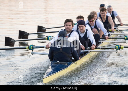 Putney, Londres, Royaume-Uni. 24 février 2018. Boat Race. OUBC contre Oxford Brookes. En tant que préparation à la Cancer Research UK des courses de bateaux, Oxford et Cambridge clubs participent à un certain nombre de matchs contre d'autres clubs, l'aviron même Tideway cours comme utilisé pour la course de bateau. Liste d'équipage :- OUBC (bleu foncé). Vassilis Hotel Katerina - course, Claas Mertens, Bugajski - 7 - 6 - 5, Geffen, Anders Weiss - 4, - 3, Felix Cahill Drinkall - 2, Iain Mandale - 1, Cox : Zachary Thomas Johnson, Crédit : Duncan Grove/Alamy Live News Banque D'Images