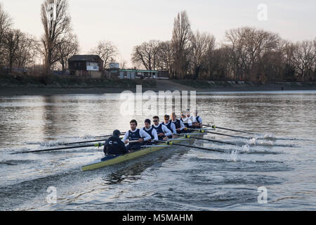 Putney, Londres, Royaume-Uni. 24 février 2018. Boat Race. OUBC contre Oxford Brookes. En tant que préparation à la Cancer Research UK des courses de bateaux, Oxford et Cambridge clubs participent à un certain nombre de matchs contre d'autres clubs, l'aviron même Tideway cours comme utilisé pour la course de bateau. Liste d'équipage :- OUBC (bleu foncé). Vassilis Hotel Katerina - course, Claas Mertens, Bugajski - 7 - 6 - 5, Geffen, Anders Weiss - 4, - 3, Felix Cahill Drinkall - 2, Iain Mandale - 1, Cox : Zachary Thomas Johnson, Crédit : Duncan Grove/Alamy Live News Banque D'Images