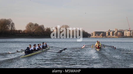 Putney, Londres, Royaume-Uni. 24 février 2018. Boat Race. OUBC contre Oxford Brookes. En tant que préparation à la Cancer Research UK des courses de bateaux, Oxford et Cambridge clubs participent à un certain nombre de matchs contre d'autres clubs, l'aviron même Tideway cours comme utilisé pour la course de bateau. Liste d'équipage :- OUBC (bleu foncé). Vassilis Hotel Katerina - course, Claas Mertens, Bugajski - 7 - 6 - 5, Geffen, Anders Weiss - 4, - 3, Felix Cahill Drinkall - 2, Iain Mandale - 1, Cox : Zachary Thomas Johnson, Crédit : Duncan Grove/Alamy Live News Banque D'Images