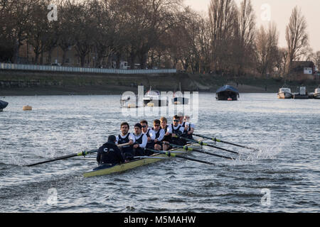 Putney, Londres, Royaume-Uni. 24 février 2018. Boat Race. OUBC contre Oxford Brookes. En tant que préparation à la Cancer Research UK des courses de bateaux, Oxford et Cambridge clubs participent à un certain nombre de matchs contre d'autres clubs, l'aviron même Tideway cours comme utilisé pour la course de bateau. Liste d'équipage :- OUBC (bleu foncé). Vassilis Hotel Katerina - course, Claas Mertens, Bugajski - 7 - 6 - 5, Geffen, Anders Weiss - 4, - 3, Felix Cahill Drinkall - 2, Iain Mandale - 1, Cox : Zachary Thomas Johnson, Crédit : Duncan Grove/Alamy Live News Banque D'Images