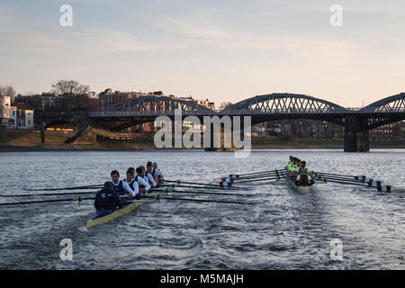 Putney, Londres, Royaume-Uni. 24 février 2018. Boat Race. OUBC contre Oxford Brookes. En tant que préparation à la Cancer Research UK des courses de bateaux, Oxford et Cambridge clubs participent à un certain nombre de matchs contre d'autres clubs, l'aviron même Tideway cours comme utilisé pour la course de bateau. Liste d'équipage :- OUBC (bleu foncé). Vassilis Hotel Katerina - course, Claas Mertens, Bugajski - 7 - 6 - 5, Geffen, Anders Weiss - 4, - 3, Felix Cahill Drinkall - 2, Iain Mandale - 1, Cox : Zachary Thomas Johnson, Crédit : Duncan Grove/Alamy Live News Banque D'Images