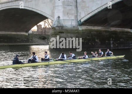 Putney, Londres, Royaume-Uni. 24 février 2018. Boat Race. OUBC contre Oxford Brookes. En tant que préparation à la Cancer Research UK des courses de bateaux, Oxford et Cambridge clubs participent à un certain nombre de matchs contre d'autres clubs, l'aviron même Tideway cours comme utilisé pour la course de bateau. Liste d'équipage :- OUBC (bleu foncé). Vassilis Hotel Katerina - course, Claas Mertens, Bugajski - 7 - 6 - 5, Geffen, Anders Weiss - 4, - 3, Felix Cahill Drinkall - 2, Iain Mandale - 1, Cox : Zachary Thomas Johnson, Crédit : Duncan Grove/Alamy Live News Banque D'Images