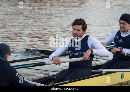 Putney, Londres, Royaume-Uni. 24 février 2018. Boat Race. OUBC contre Oxford Brookes. En tant que préparation à la Cancer Research UK des courses de bateaux, Oxford et Cambridge clubs participent à un certain nombre de matchs contre d'autres clubs, l'aviron même Tideway cours comme utilisé pour la course de bateau. Liste d'équipage :- OUBC (bleu foncé). Vassilis Hotel Katerina - course, Claas Mertens, Bugajski - 7 - 6 - 5, Geffen, Anders Weiss - 4, - 3, Felix Cahill Drinkall - 2, Iain Mandale - 1, Cox : Zachary Thomas Johnson, Crédit : Duncan Grove/Alamy Live News Banque D'Images