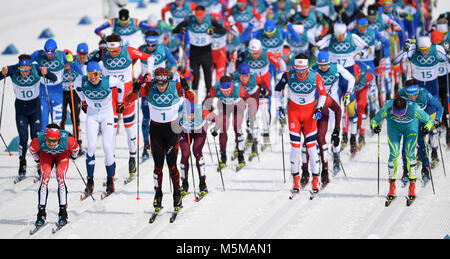 Pyeongchang, Corée du Sud. Feb 24, 2018. Les skieurs commencer le 50 km course à Pyeongchang, Corée du Sud, 24 février 2018. Credit : Hendrik Schmidt/dpa-Zentralbild/dpa/Alamy Live News Banque D'Images