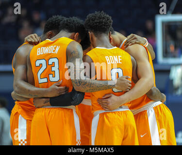 Février 24, 2018 ; Oxford, MS, USA, Utah bénévoles joueurs recueillir sur la cour pour une prière avant le match contre l' Ole Miss. Les bénévoles défait les rebelles Ole Miss', 73-65, au pavillon de l'école' Mademoiselle Kevin Lanlgey/CSM Banque D'Images