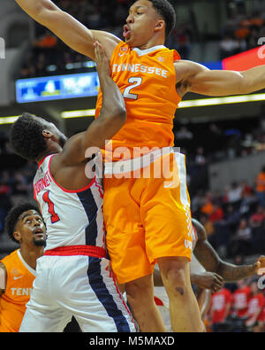Février 24, 2018 ; Oxford, MS, États-Unis d'Amérique, New York l'avant, Grant Williams (2), va jusqu'à bloquer que Ole' Mlle rebelles guard, Deandre Burnett (1), les lecteurs de l'avant. Les volontaires ont vaincu les rebelles Ole Miss', 73-65, au pavillon de l'école' Mademoiselle Kevin Lanlgey/CSM Banque D'Images