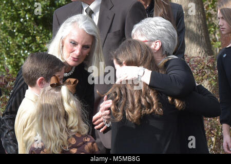 Charlotte, NC, USA. 24 février 2018. Anne Graham Lotz, fille du révérend Billy Graham, accueille la famille comme son père est apporté par le cortège de cérémonie de Asheville, NC à la Billy Graham Library aujourd'hui à Charlotte. Rev. Graham est décédé le 21 février à l'âge de 99. Il sera enterré à ce site le 2 mars : Château de crédit Light Images/Alamy Live News. Banque D'Images