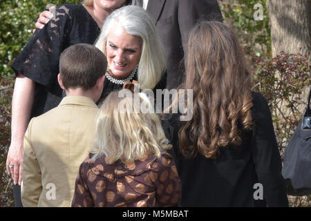 Charlotte, NC, USA. 24 février 2018. Anne Graham Lotz, fille de Billy Graham, accueille les enfants se sont réunis pour recevoir les restes du révérend Billy Graham portées par le cortège de cérémonie de Asheville, NC à la Billy Graham Library aujourd'hui à Charlotte. Rev. Graham est décédé le 21 février à l'âge de 99. Il sera enterré à ce site le 2 mars : Château de crédit Light Images/Alamy Live News. Banque D'Images