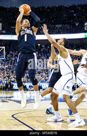 Omaha, NE 24 Feb, 2018 aux États-Unis. Villanova Wildcats guard Jalen Brunson # 1 prend un tir au coude à la fin de l'action pendant un match de basket-ball NCAA entre # 3 classé Villanova Wildcats et Creighton Bluejays au CenturyLink Center à Omaha, NE.Participation : 18 321.Creighton a gagné 89-83.Michael Spomer/Cal Sport Media/Alamy Live News Banque D'Images