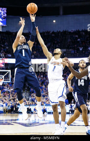 Omaha, NE 24 Feb, 2018 aux États-Unis. Villanova Wildcats guard Jalen Brunson # 1 prend un tir en extension du coude sur Creighton Bluejays guard Davion Mintz # 1 à la fin de l'action pendant un match de basket-ball NCAA entre # 3 classé Villanova Wildcats et Creighton Bluejays au CenturyLink Center à Omaha, NE.Participation : 18 321.Creighton a gagné 89-83.Michael Spomer/Cal Sport Media/Alamy Live News Banque D'Images