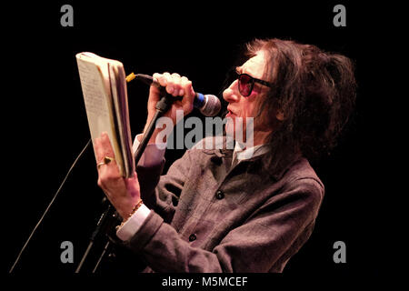 Wyeside Arts Centre, Builth Wells, Powys - Samedi 24 février 2018 - poète Dr John Cooper Clarke il se produit sur scène pour une maison pleine de galles avec un mélange de poèmes et plein d'raconteur. Photo Steven Mai / Alamy Live News Banque D'Images