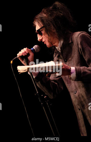 Wyeside Arts Centre, Builth Wells, Powys - Samedi 24 février 2018 - poète Dr John Cooper Clarke il se produit sur scène pour une maison pleine de galles avec un mélange de poèmes et plein d'raconteur. Photo Steven Mai / Alamy Live News Banque D'Images
