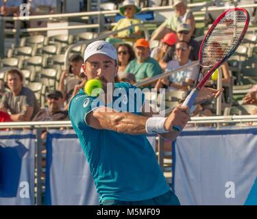 Delray Beach, FL, USA. Feb 24, 2018. STEVE JOHNSON (US) en action sur cour dans le Delray Beach Ouvert en simple lors de la demi-finale de Delray Beach Tennis Stadium. PETER GOJOWCZYK (Ger).l'a battu 7-6, 6-3. Credit : Arnold Drapkin/ZUMA/Alamy Fil Live News Banque D'Images