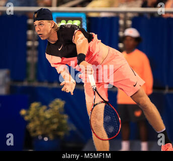 Delray Beach, Florida, USA. Feb 24, 2018. Denis Shapovalov, du Canada, sert à Frances Tiafoe, des États-Unis, au cours d'un match de demi-finale de l'Open ATP de Delray Beach 2018 Tournoi de tennis professionnel, joué au stade de Delray Beach & Tennis Center à Delray Beach, Florida, USA. Frances Tiafoe a gagné 7-5, 6-4. Mario Houben/CSM/Alamy Live News Banque D'Images