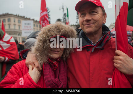 Rome, Italie. 24 Février, 2018. Dix jours avant les élections nationales, 23 organisations ont pris ensemble les rues de Rome à l'demandons clairement "plus jamais le fascisme, plus jamais le racisme". La manifestation s'appello d'institution nationale de prendre des mesures contre les mouvements politiques qui s'inspirent du fascisme, l'extrême droite Casapound et Forza Nuova. Il y a quelques semaines, d'autres manifestations ont été organisées dans plusieurs villes après un Italien, liée à la frange d'extrême droite, tirer sur les migrants africains dans une petite ville de Macerata. Credit : Valeria Ferraro/Alamy Live News Banque D'Images