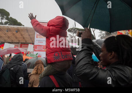 Rome, Italie. 24 Février, 2018. Dix jours avant les élections nationales, 23 organisations ont pris ensemble les rues de Rome à l'demandons clairement "plus jamais le fascisme, plus jamais le racisme". La manifestation s'appello d'institution nationale de prendre des mesures contre les mouvements politiques qui s'inspirent du fascisme, l'extrême droite Casapound et Forza Nuova. Il y a quelques semaines, d'autres manifestations ont été organisées dans plusieurs villes après un Italien, liée à la frange d'extrême droite, tirer sur les migrants africains dans une petite ville de Macerata. Credit : Valeria Ferraro/Alamy Live News Banque D'Images