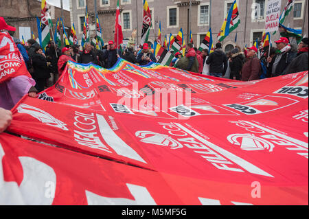 Rome, Italie. 24 Février, 2018. Dix jours avant les élections nationales, 23 organisations ont pris ensemble les rues de Rome à l'demandons clairement "plus jamais le fascisme, plus jamais le racisme". La manifestation s'appello d'institution nationale de prendre des mesures contre les mouvements politiques qui s'inspirent du fascisme, l'extrême droite Casapound et Forza Nuova. Il y a quelques semaines, d'autres manifestations ont été organisées dans plusieurs villes après un Italien, liée à la frange d'extrême droite, tirer sur les migrants africains dans une petite ville de Macerata. Credit : Valeria Ferraro/Alamy Live News Banque D'Images