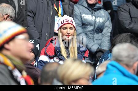 Pyeongchang, Corée du Sud. 25 Février, 2018. Ivanka Trump regarde la course. Bob à 4. Centre des sports de glisse olympique. Alpensia. Jeux Olympiques d'hiver de Pyeongchang 2018. République de Corée. 25/02/2018. Credit : Sport en images/Alamy Live News Banque D'Images