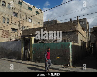 Gaza, Territoires palestiniens. Feb 13, 2018. Un homme passe la chambre des Rukaja Hissi al's family dans la plage du camp de réfugiés de l'UNRWA à Gaza, les territoires palestiniens, le 13 février 2018. La femme de 79 ans s'enfuit avec sa famille en 1948, à partir de Jaffa, le quartier arabe de Tel-Aviv, à Gaza. 6 personnes vivent dans la même chambre parce que toutes les autres chambres sont inondés avec l'eau de pluie. Credit : Stefanie Järkel/dpa/Alamy Live News Banque D'Images