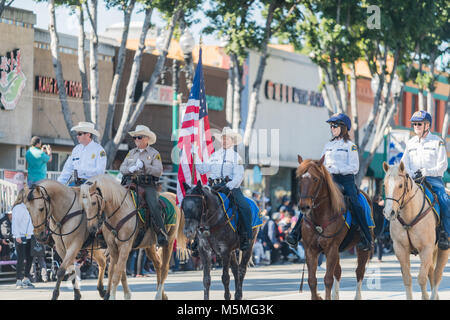 Temple City, Los Angeles, USA. 24 Février, 2018. Sheriff de l'équitation de la célèbre 74e Défilé du Festival du Camellia le Feb 24, 2018 à Temple City, Los Angeles County, Californie Crédit : Chon Leong Kit/Alamy Live News Banque D'Images