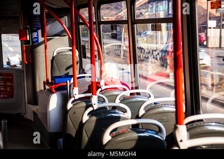 Femme à la retraite solitaire sur le bus, la solitude la conception. Personne seule. Banque D'Images