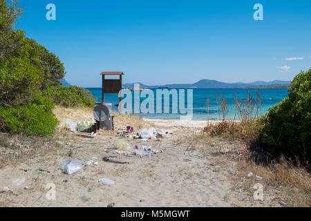 Les ordures et déchets laissés sur la plage près de Olbia, Sardaigne, Italie Banque D'Images