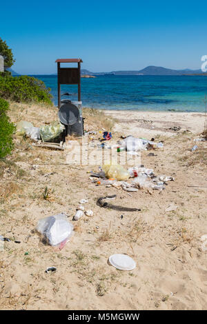 Les ordures et déchets laissés sur la plage près de Olbia, Sardaigne, Italie Banque D'Images