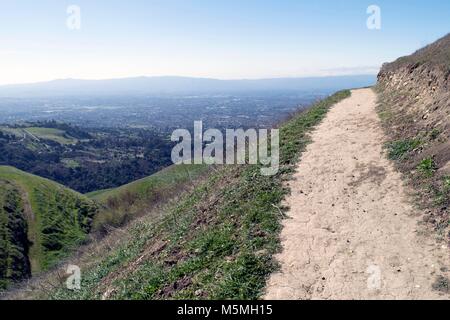 Il y a beaucoup de randonnées avec de bonnes vues à Sierra Vista, près de San Jose. Banque D'Images