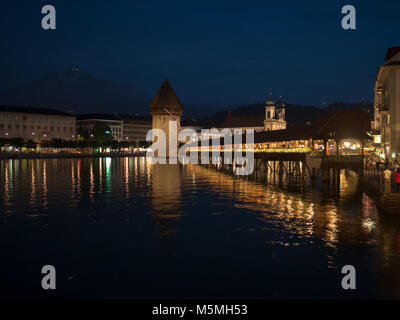 Pont de la chapelle de Lucerne reflète dans la nuit la rivière Reuss Banque D'Images