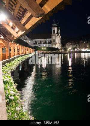 Luzern vu de Chapelle Bridge at night Banque D'Images