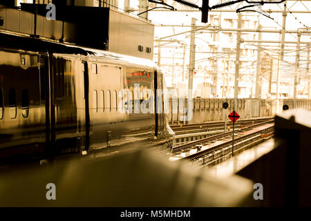 Le train au départ de la station, du concept d'entreprise de transport Banque D'Images