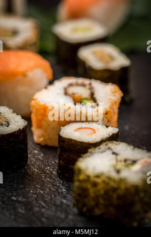 Rouleaux de sushi japonais traditionnels hosomaki uramaki,sur la pierre 24 Banque D'Images