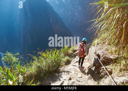 Femme marche dans le magnifique paysage de montagne en été vif lumineux de la lumière du jour Banque D'Images