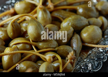 Petits fruits marinés caper . Fruits comestibles de Capparis . Les baies sont utilisées comme garniture. Banque D'Images