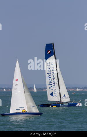 Catamaran Extreme 40 class audacieuse de passage dans le Solent, Cowes, île de Wight, Royaume-Uni Banque D'Images