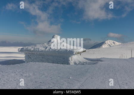 La chapelle neige en haut de la montagne Lucni. Les crêtes d'hiver des montagnes de Krkonose, dans l'arrière-plan de Snezka mountain, le plus haut mountai Banque D'Images