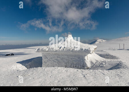 La chapelle neige en haut de la montagne Lucni. Les crêtes d'hiver des montagnes de Krkonose, dans l'arrière-plan de Snezka mountain, le plus haut mountai Banque D'Images