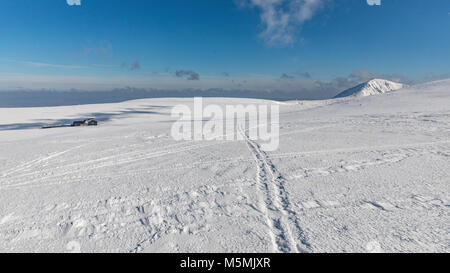 Les crêtes d'hiver des montagnes de Krkonose, dans le contexte de la montagne Snezka, la plus haute montagne de la République tchèque. Arbres couverts de givre Banque D'Images