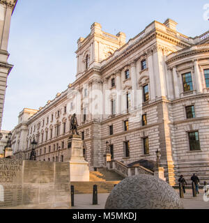 Statue en bronze de Robert Clive alias Clive de l'Inde, le Roi Charles Street, Whitehall, Londres. L'artiste John Tweed Banque D'Images