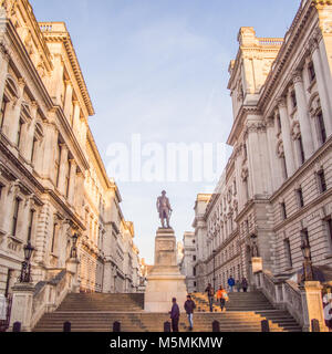 Statue en bronze de Robert Clive alias Clive de l'Inde, le Roi Charles Street, Whitehall, Londres. L'artiste John Tweed Banque D'Images