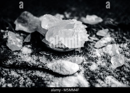 Poudre d'Alun de potassium sulfate dodécahydraté/aluminium utilisé dans la poudre à pâte, la purification de l'eau, le tannage du cuir, la teinture et les textiles ignifugés. Banque D'Images