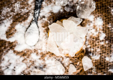 Poudre d'Alun de potassium sulfate dodécahydraté/aluminium utilisé dans la poudre à pâte, la purification de l'eau, le tannage du cuir, la teinture et les textiles ignifugés. Banque D'Images