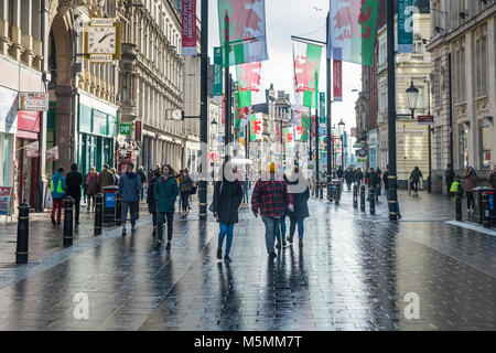 Une scène de rue dans le centre-ville de Cardiff au Pays de Galles. Banque D'Images