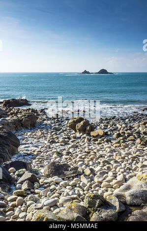 La Brisons au large de la côte de Porth Nanven à Cornwall. Banque D'Images