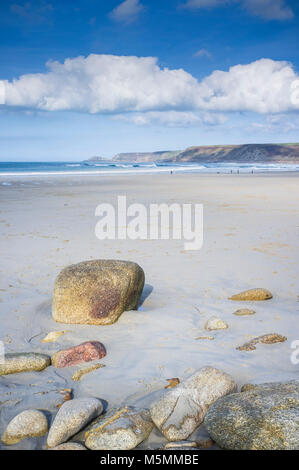 La marée basse à la plage de Sennen Cove à Cornwall. Banque D'Images