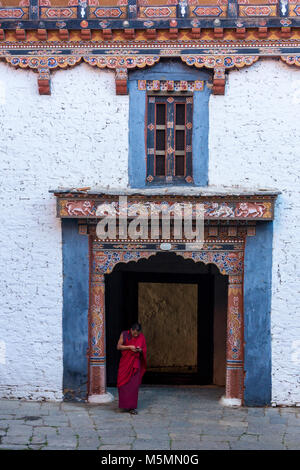 Trongsa, Bhoutan. L'entrée dans la première cour de la Trongsa Dzong (Monastery-Fortress), vue de l'intérieur de la Cour. Banque D'Images