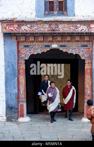 Trongsa, Bhoutan. L'entrée dans la première cour de la Trongsa Dzong (Monastery-Fortress), vue de l'intérieur de la Cour. Les hommes portant des Gho, la Traditi Banque D'Images