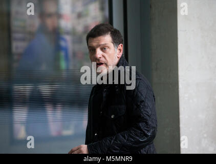 Slaven Bilic, le manager de l'équipe nationale de football croate, arrive à la BBC studios pour une interview télévisée Banque D'Images